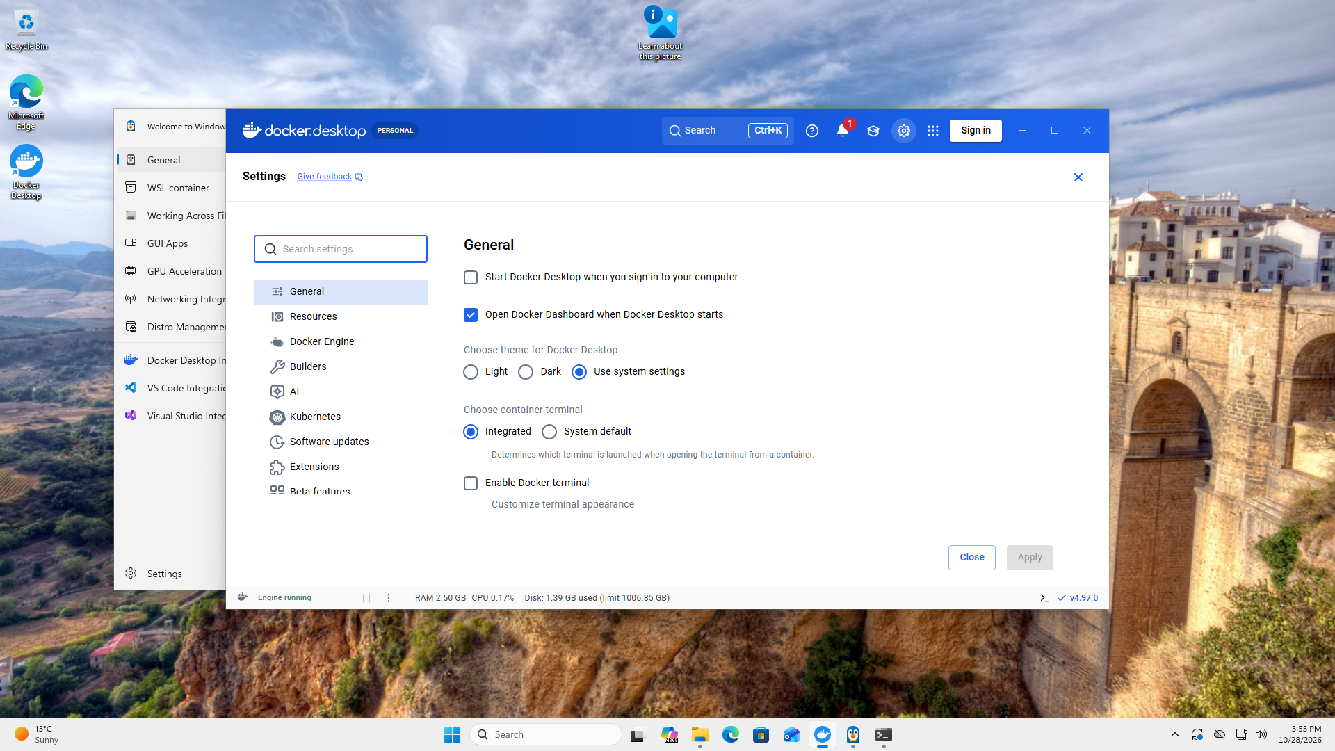 Configuración de Docker Desktop, General, con la opción Iniciar Docker Desktop al iniciar sesión activada y Engine running en la esquina