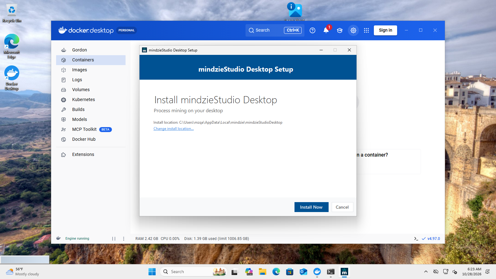 Pantalla de bienvenida del instalador de mindzieStudio Desktop, con Docker Desktop ejecutándose detrás